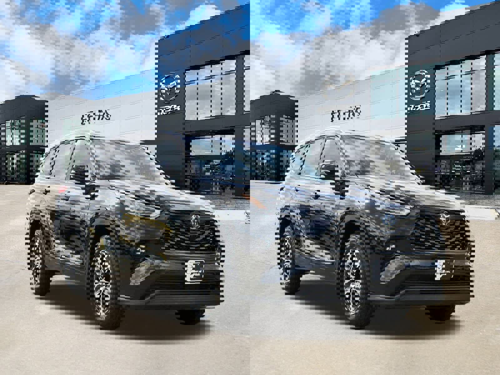 Used 2023 Toyota Highlander XLE image 4