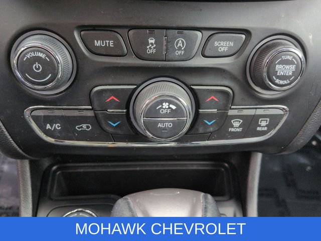 Used 2019 Jeep Cherokee Limited image 18