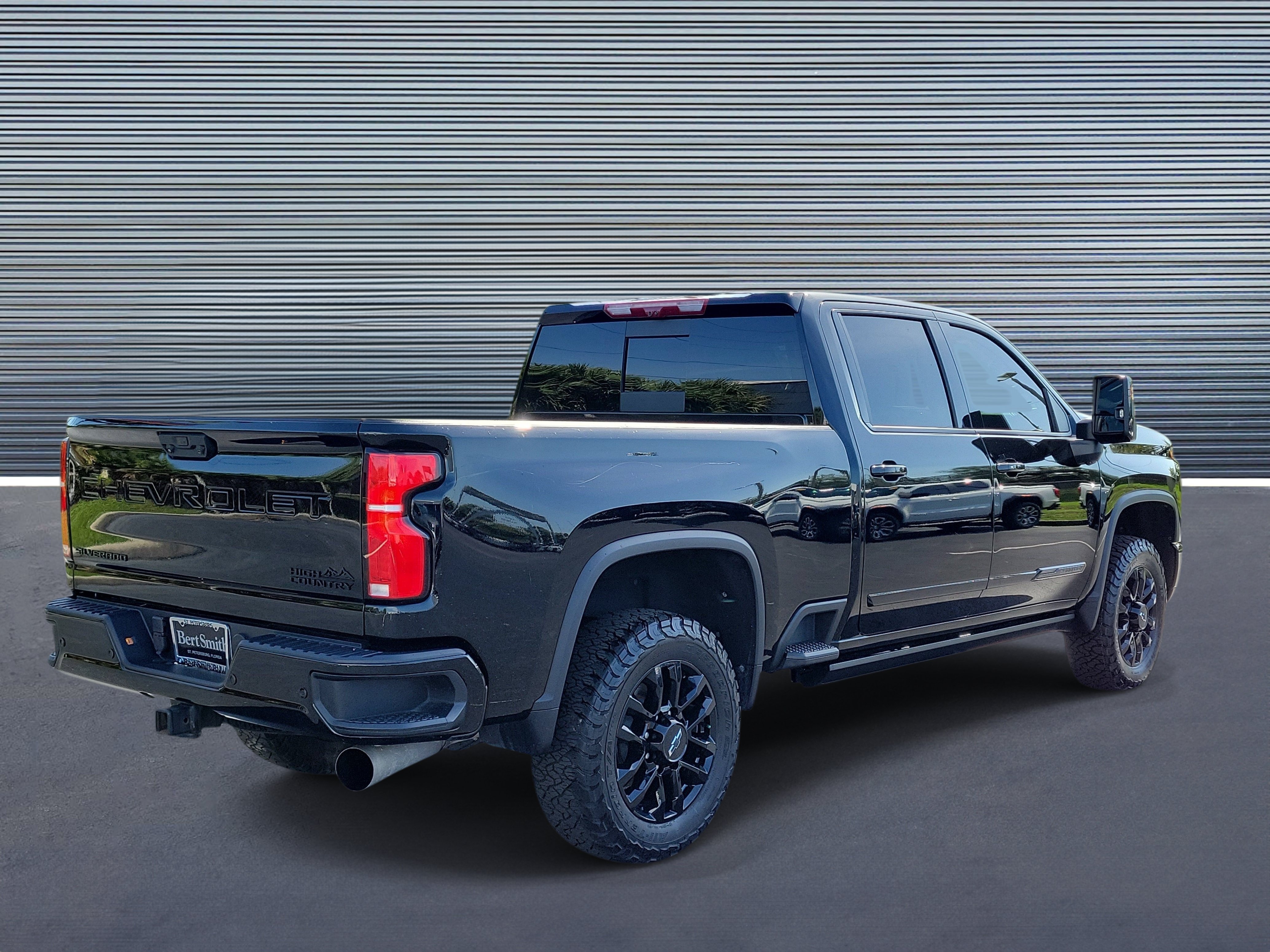 Used 2025 Chevrolet Silverado 2500 High Country w/ Midnight Edition AWD/4WD image 3