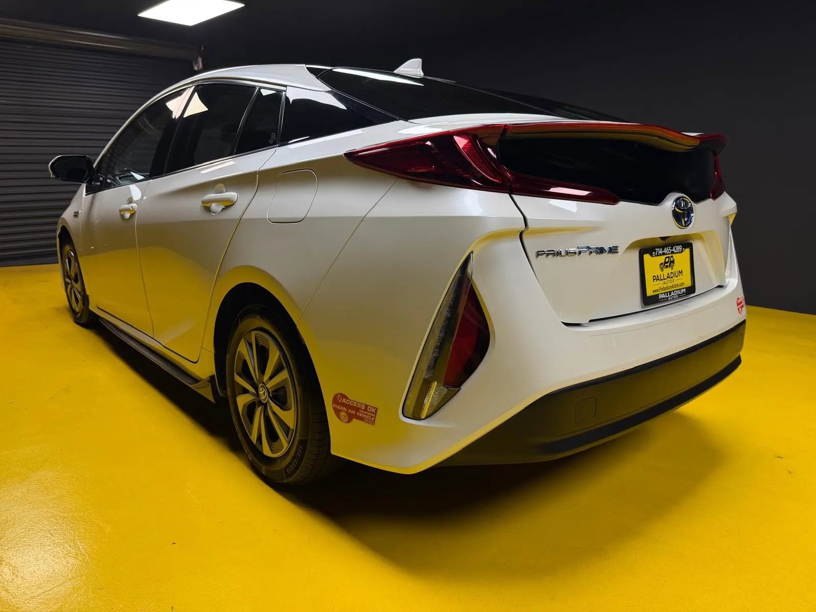Used 2017 Toyota Prius Prime Premium w/ Preferred Accessory Package FWD image 4