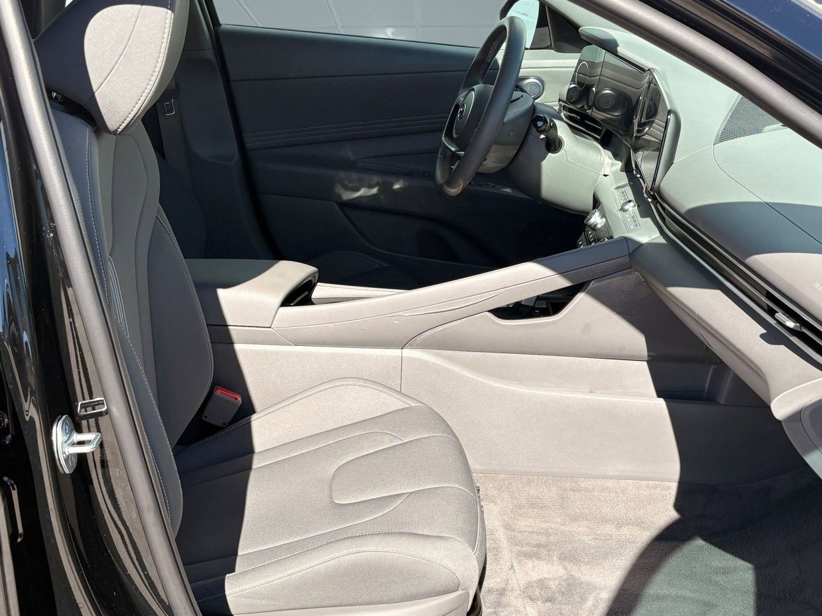 Used 2023 Hyundai Elantra SEL w/ Convenience Package image 25