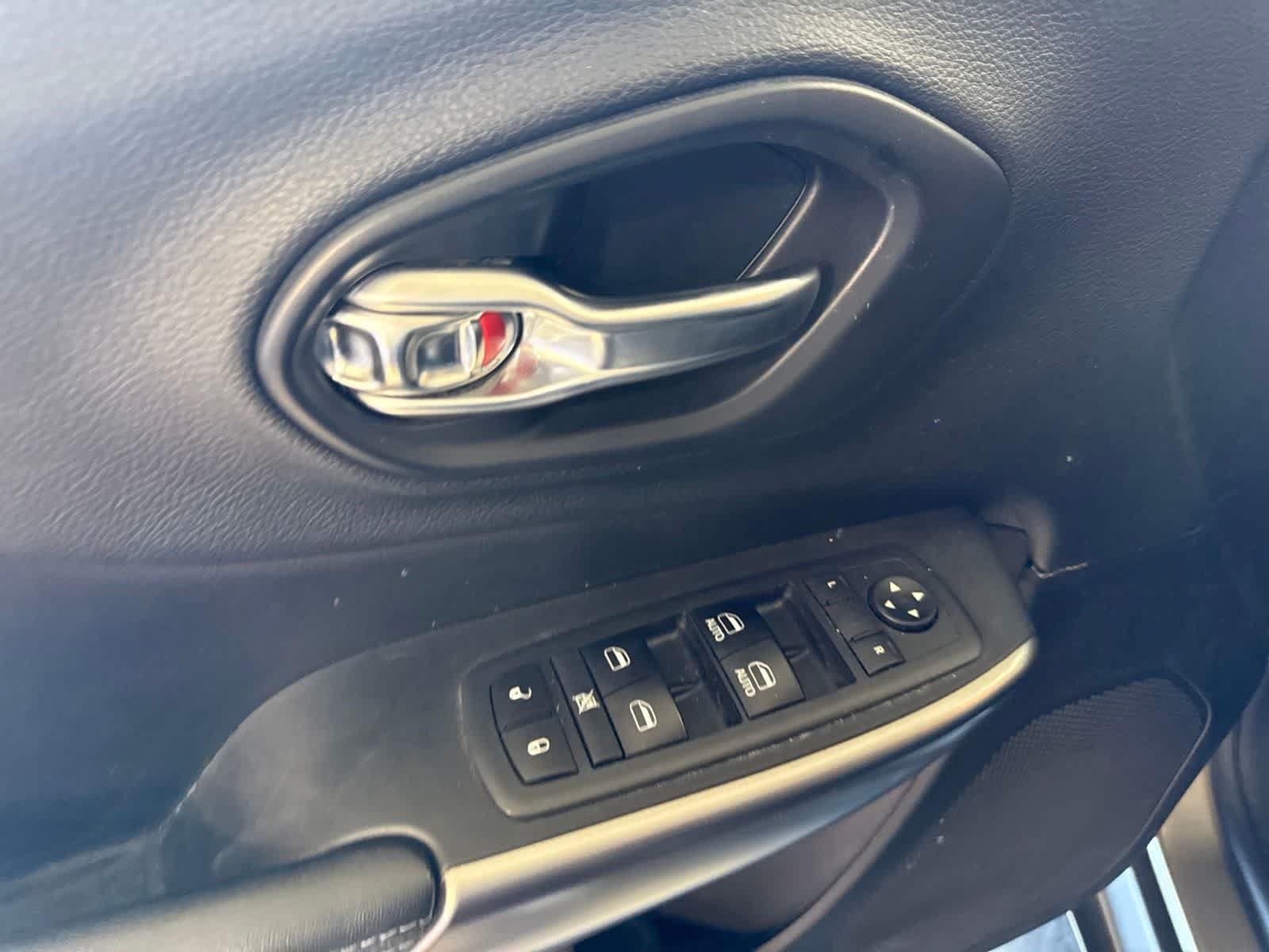 Used 2019 Jeep Cherokee Latitude Plus w/ Comfort/Convenience Group FWD image 20