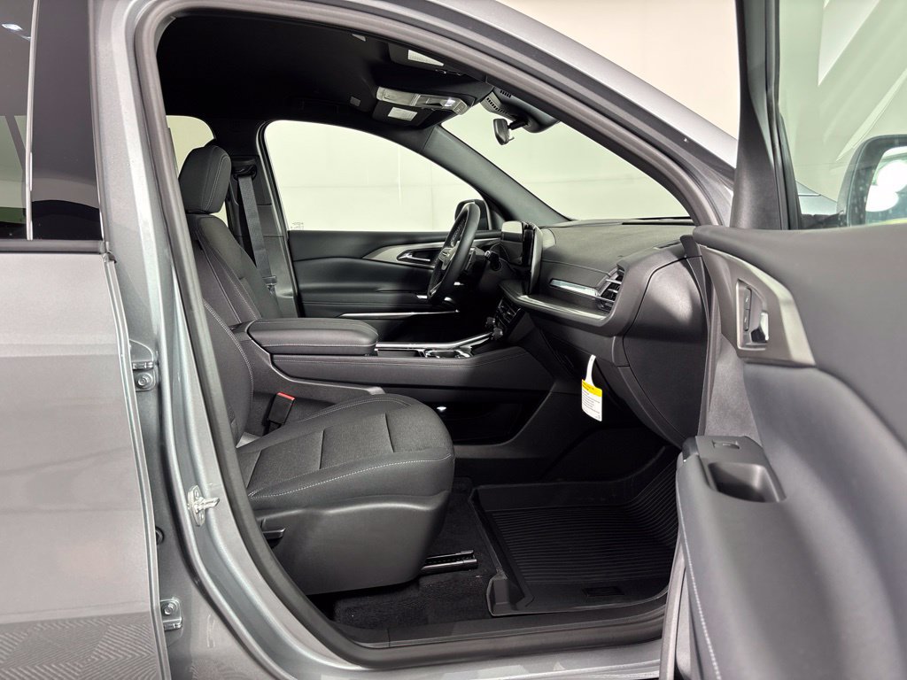 New 2027 Chevrolet Traverse LT w/ LPO, Floor Liner Package FWD image 8