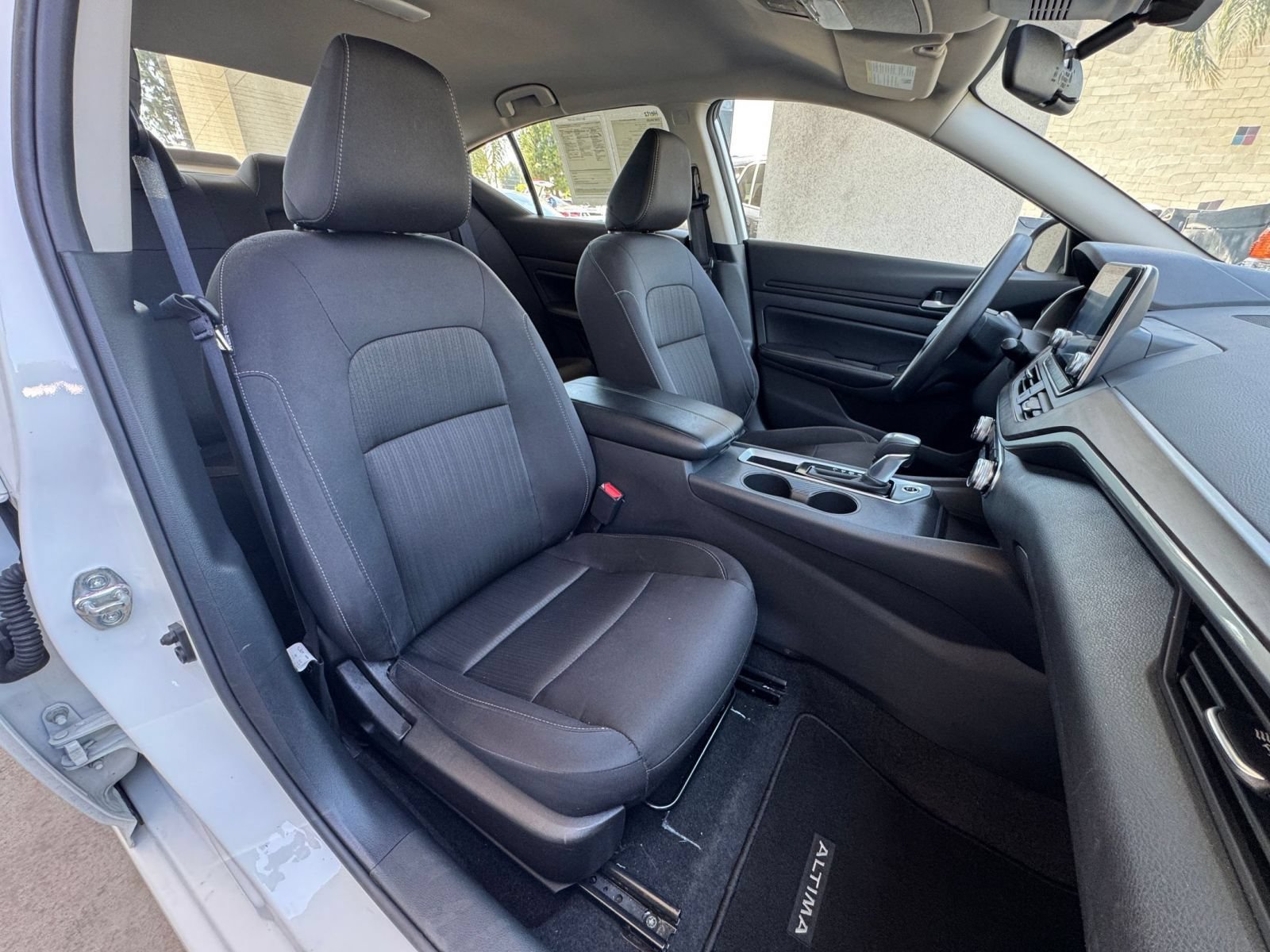 Used 2025 Nissan Altima 2.5 SV FWD image 35