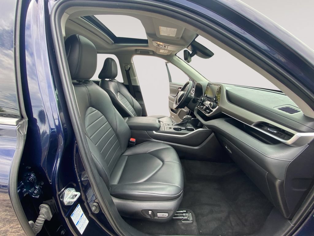 Used 2022 Toyota Highlander XLE AWD/4WD image 15