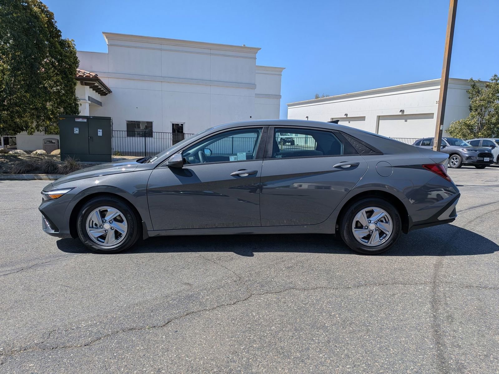Used 2025 Hyundai Elantra SE image 2