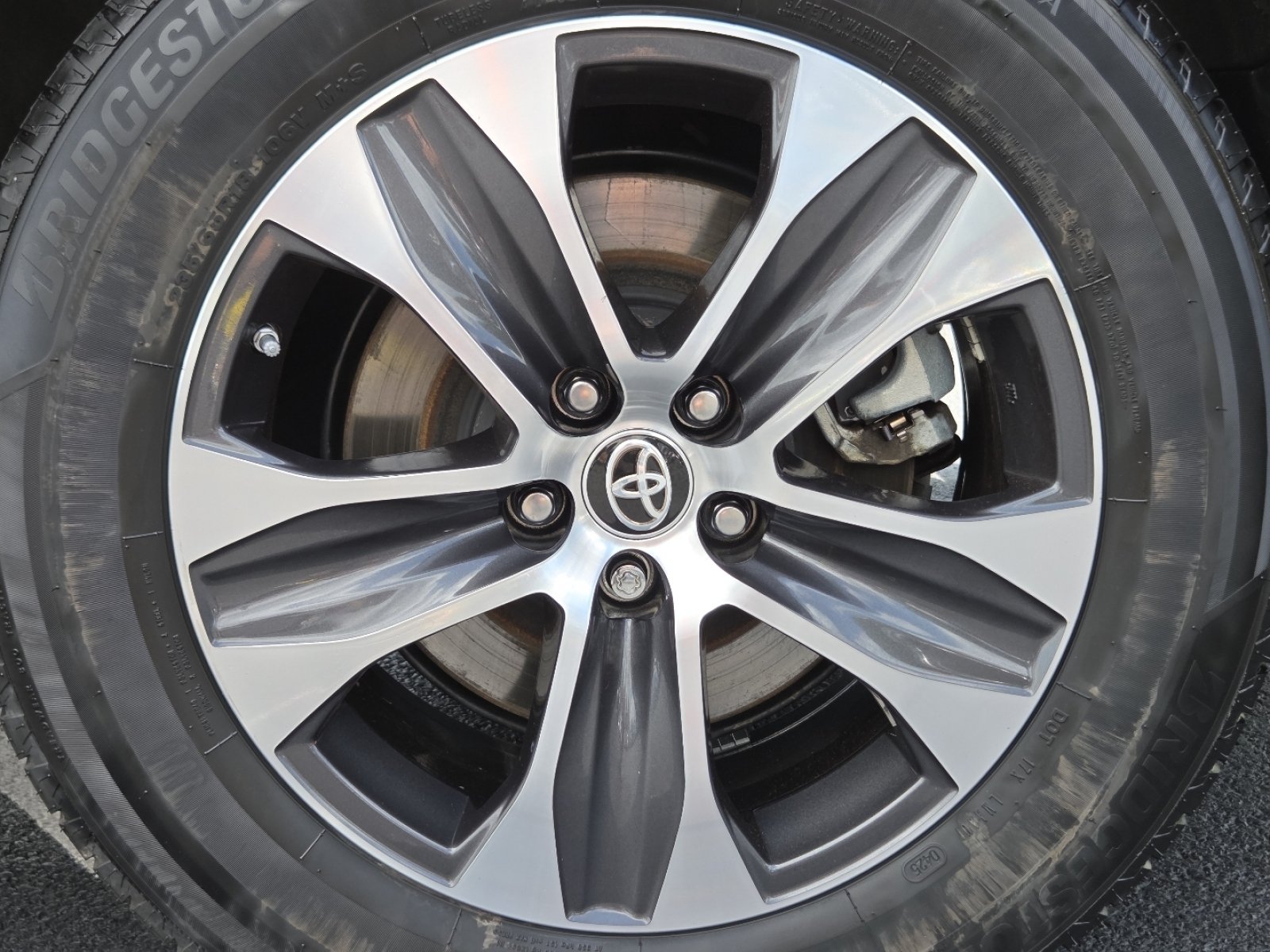 Used 2022 Toyota Highlander XLE AWD/4WD image 18