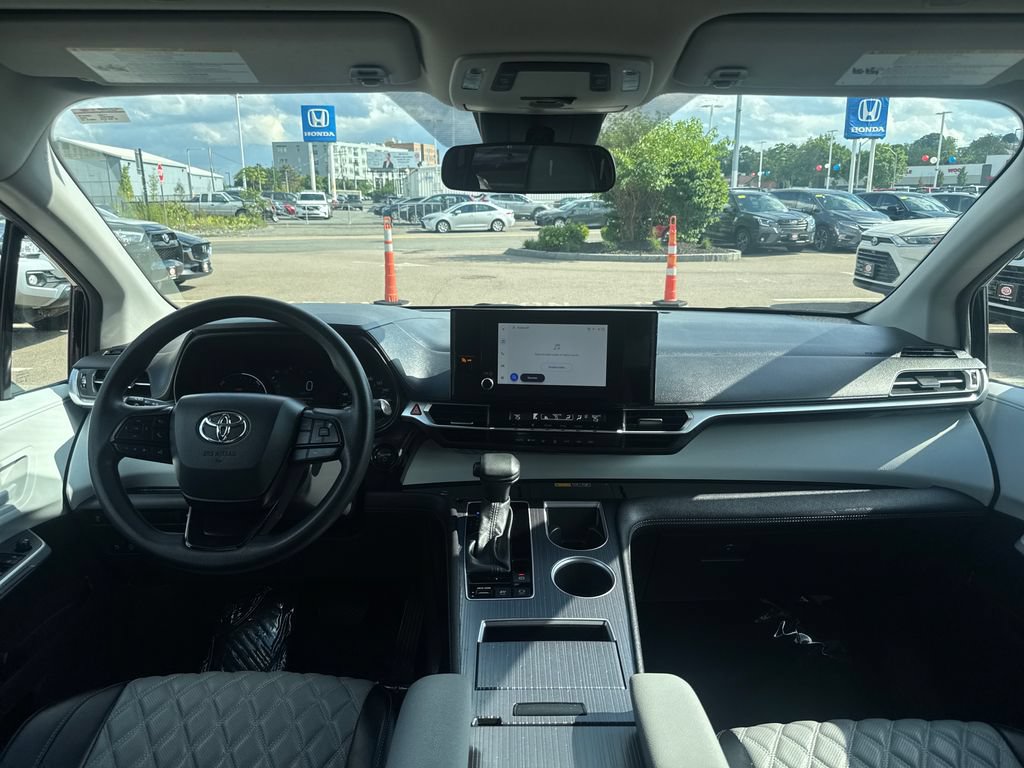 Used 2025 Toyota Sienna LE AWD/4WD image 11