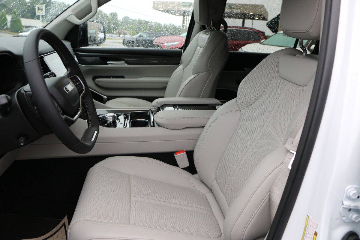 Used 2023 Jeep Wagoneer 2WD image 28