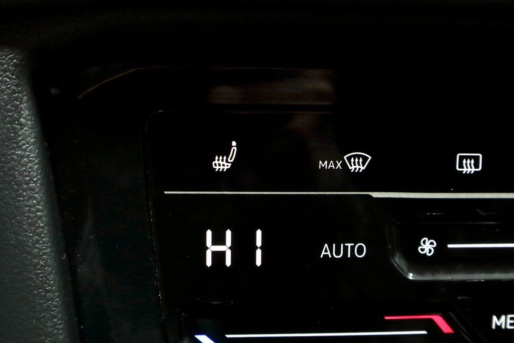 Used 2025 Volkswagen Taos SE image 4