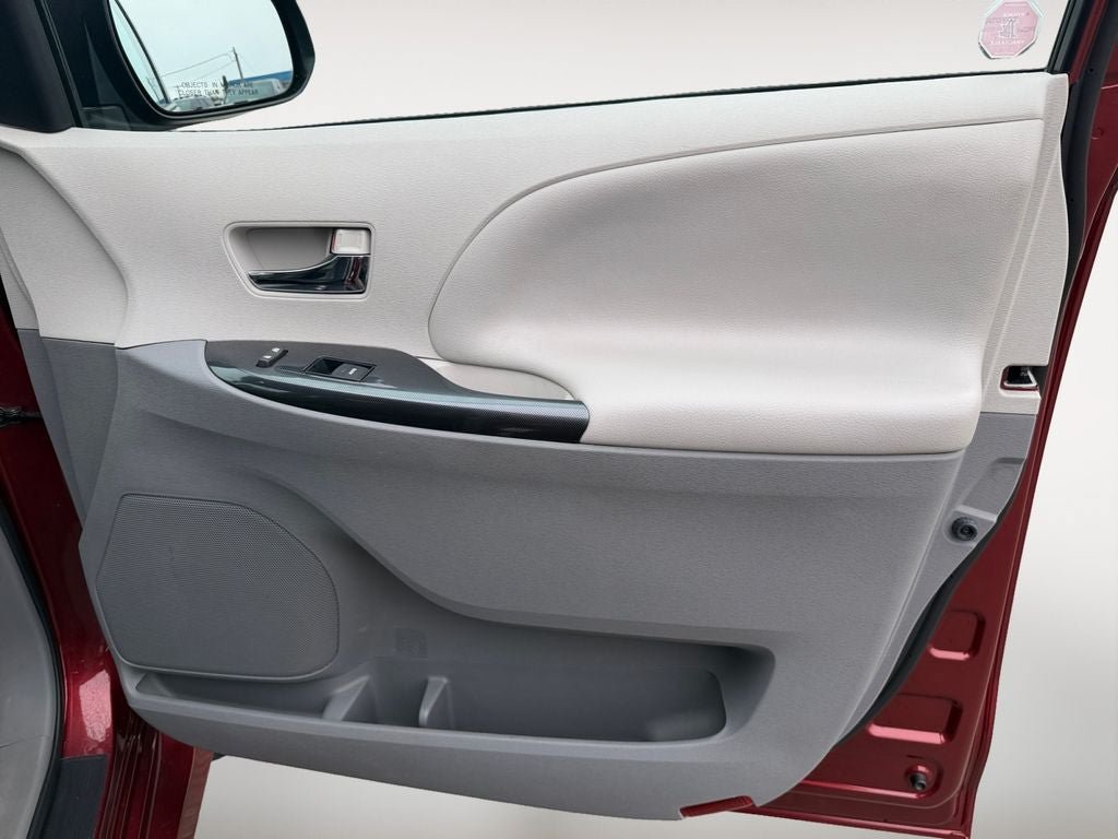 Used 2013 Toyota Sienna SE FWD image 25
