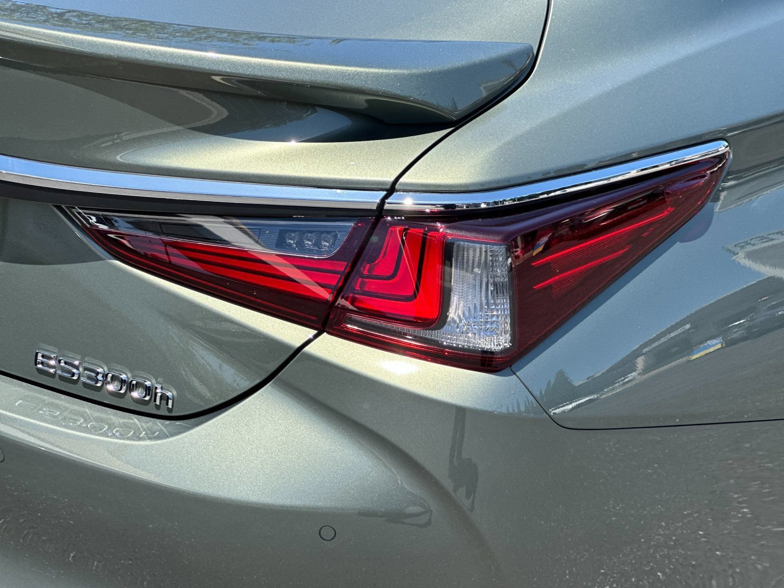 Used 2025 Lexus ES 300h w/ Premium Package FWD image 31