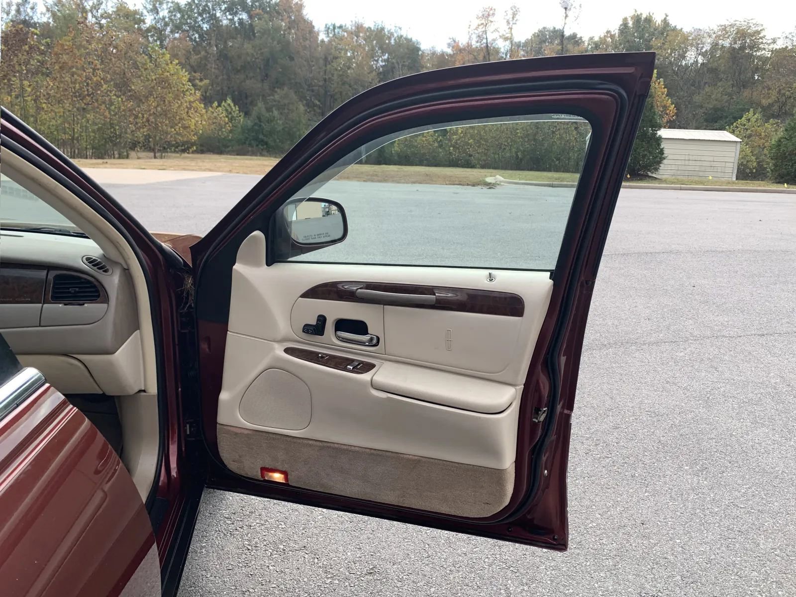 Used 2002 Lincoln Town Car Signature image 23