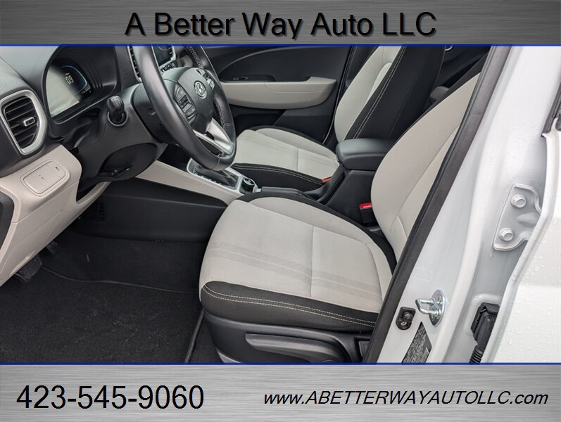 Used 2025 Hyundai Venue Limited FWD image 14