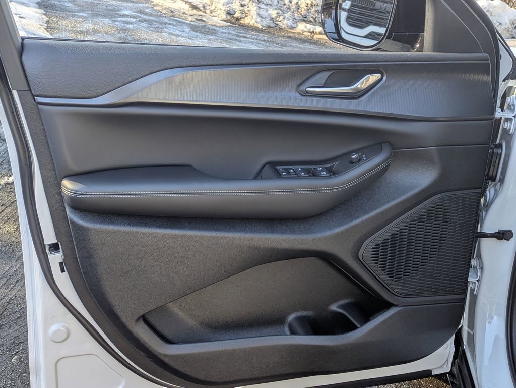 New 2025 Jeep Grand Cherokee Altitude image 10