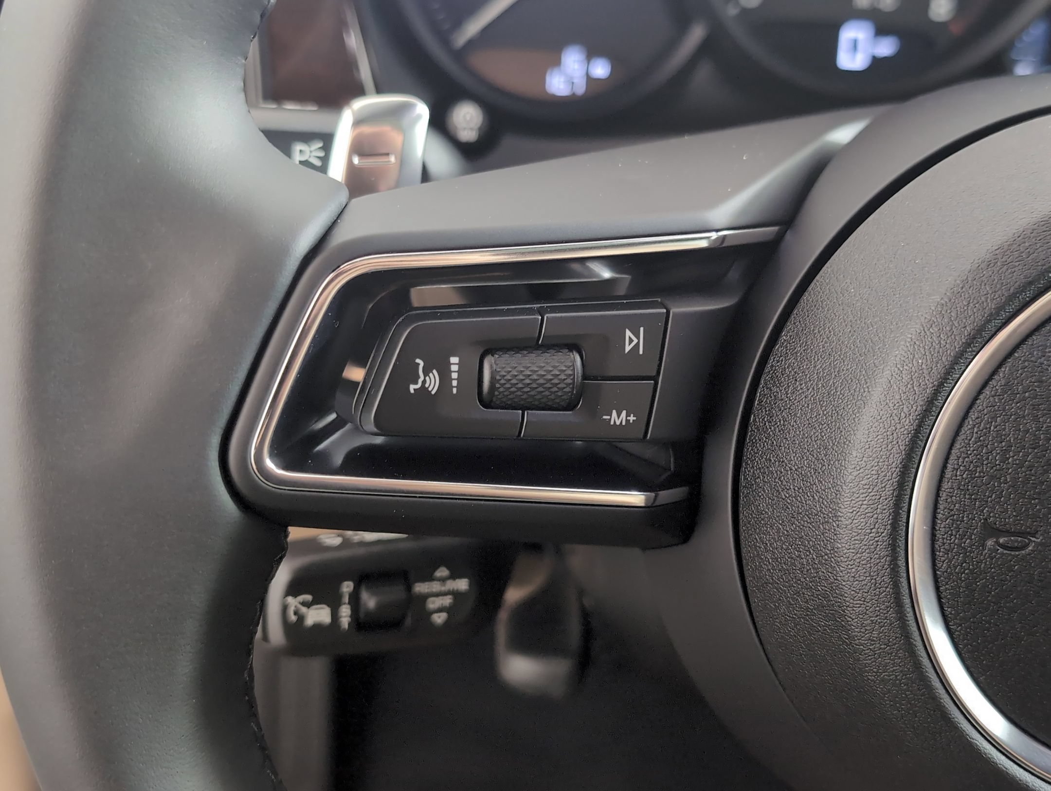 Certified 2025 Porsche Macan AWD/4WD image 28
