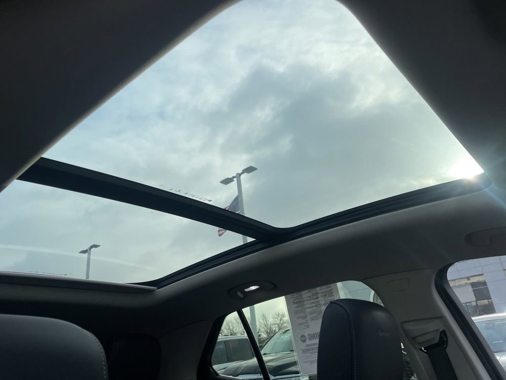 Used 2022 Buick Envision Avenir w/ Safety Package image 42