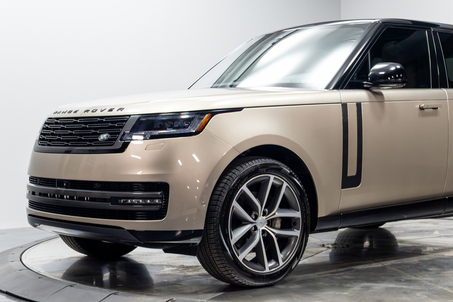 Used 2025 Land Rover Range Rover SE AWD/4WD image 4
