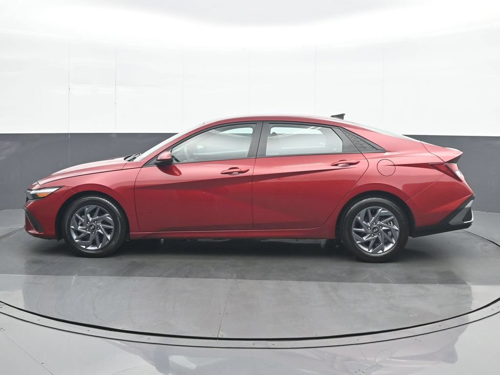 Used 2024 Hyundai Elantra SEL FWD image 3