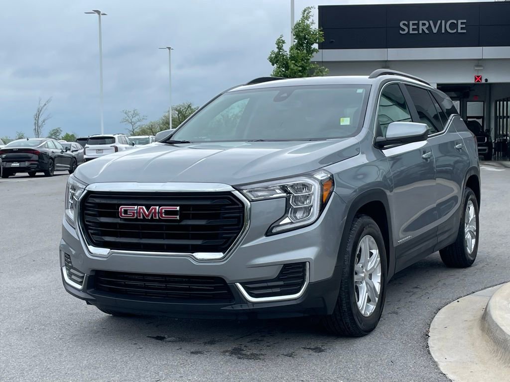 Used 2024 GMC Terrain SLE w/ Driver Convenience Package FWD image 3