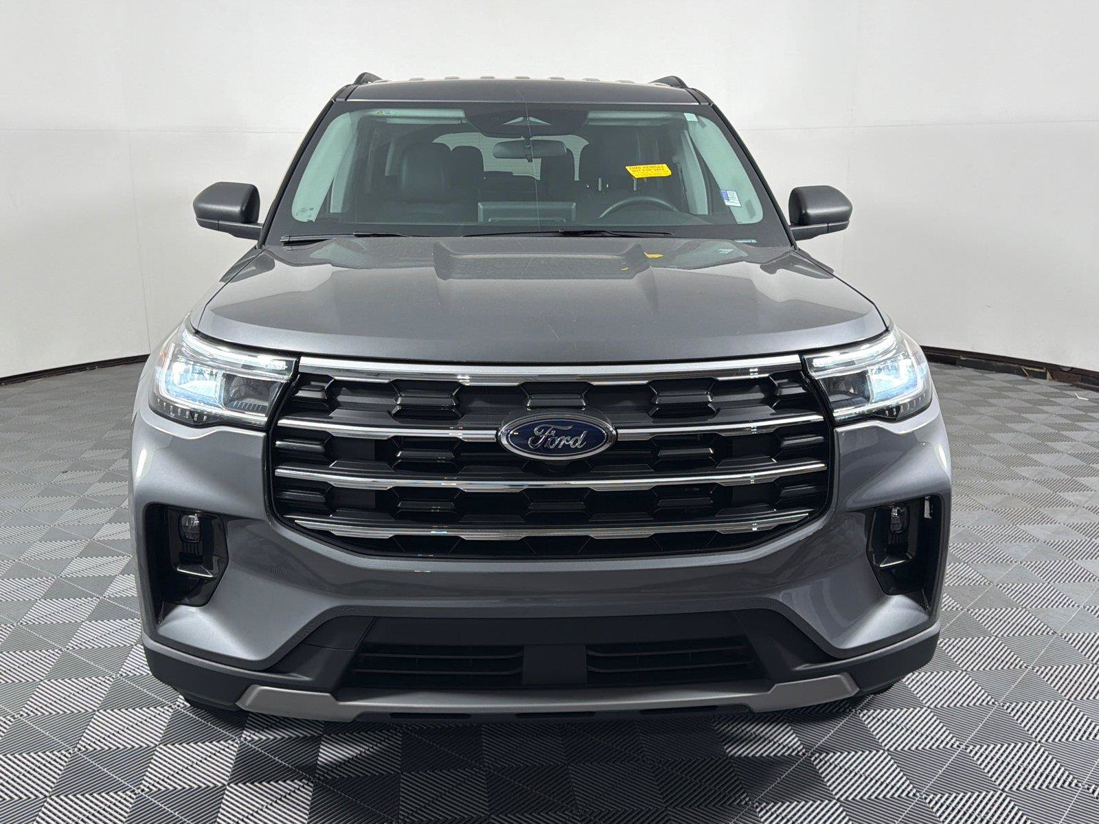 Used 2025 Ford Explorer Active w/ Active Comfort Package RWD image 2