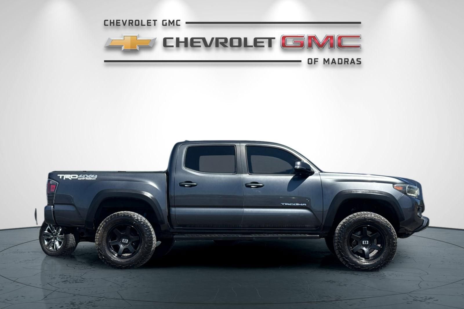 Used 2017 Toyota Tacoma TRD Off-Road w/ Premium & Technology Package AWD/4WD image 2
