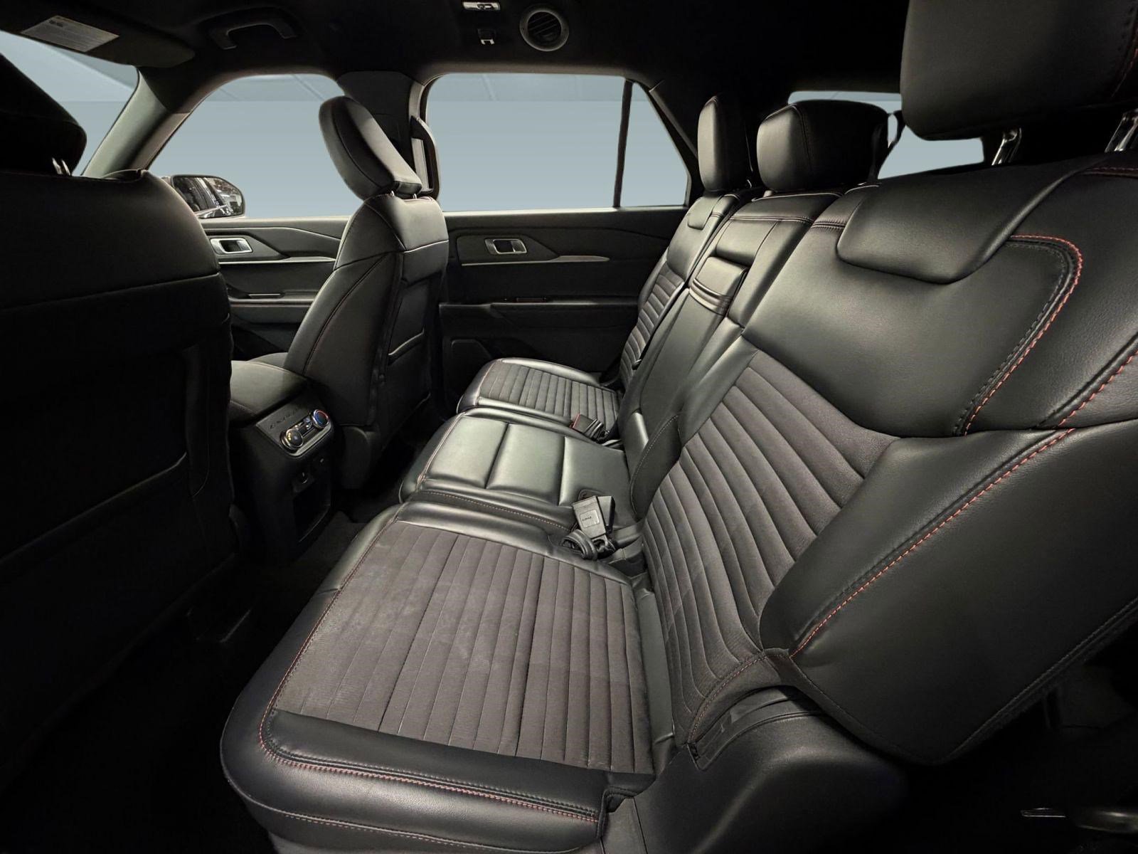 Used 2025 Ford Explorer ST-Line w/ ST-Line Street Pack image 20