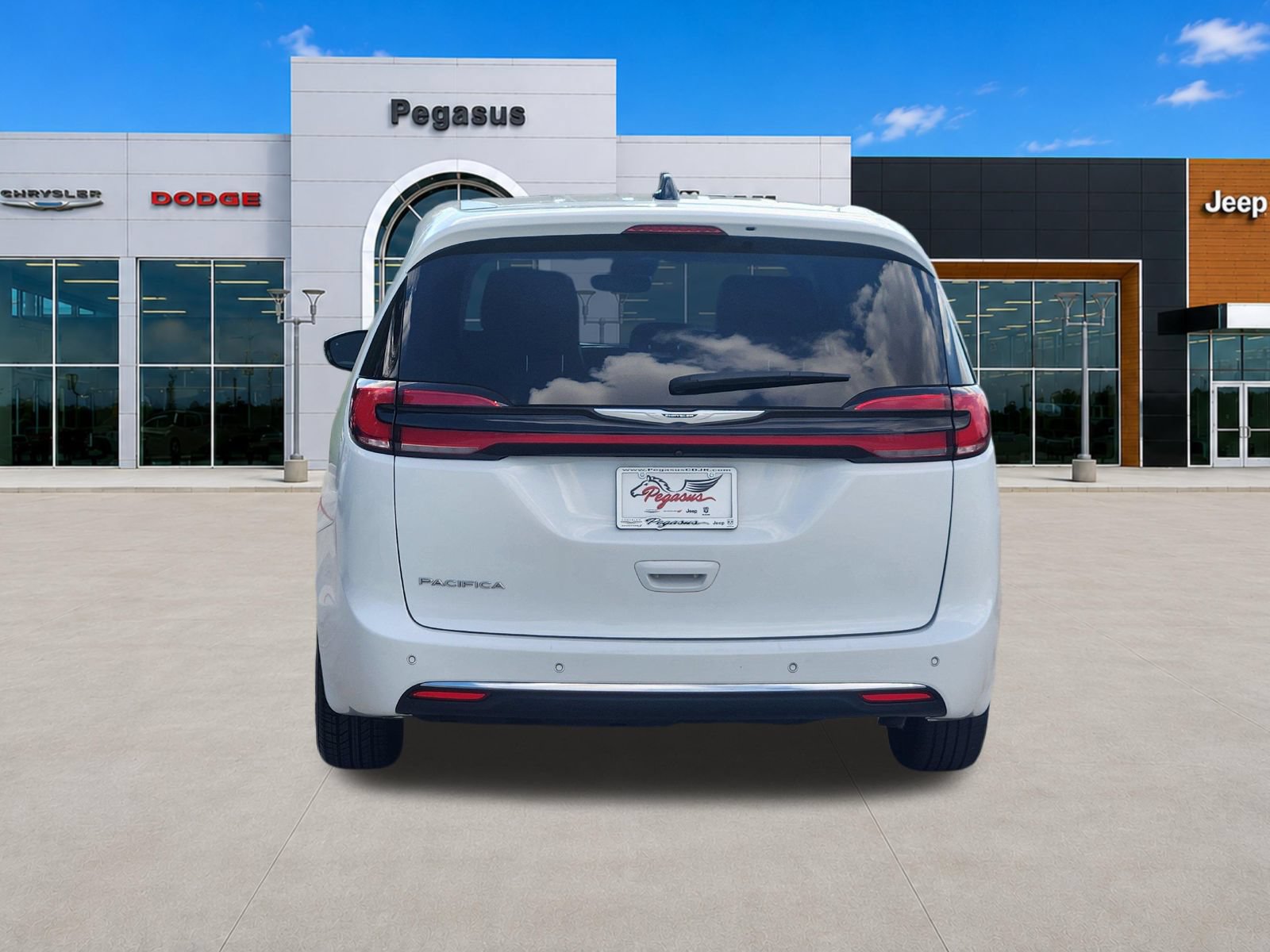 Used 2024 Chrysler Pacifica Touring-L FWD image 8