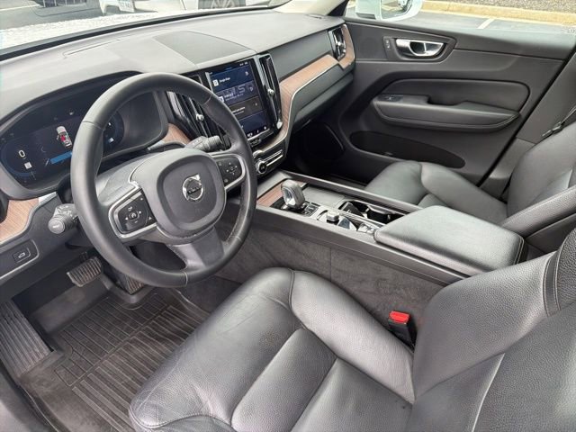 Used 2022 Volvo XC60 B5 Momentum image 12