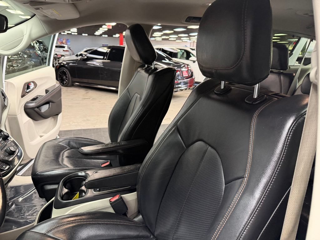 Used 2018 Chrysler Pacifica Touring-L Plus w/ Advanced Safetytec Group FWD image 34