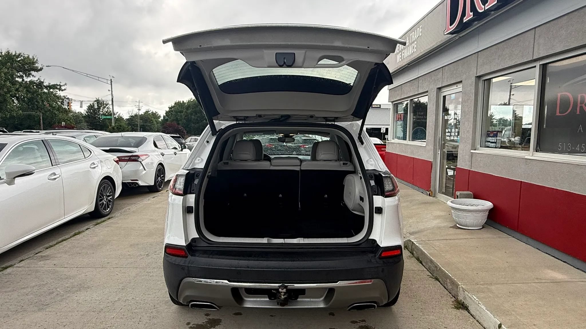 Used 2019 Jeep Cherokee Limited w/ Luxury Group FWD image 22