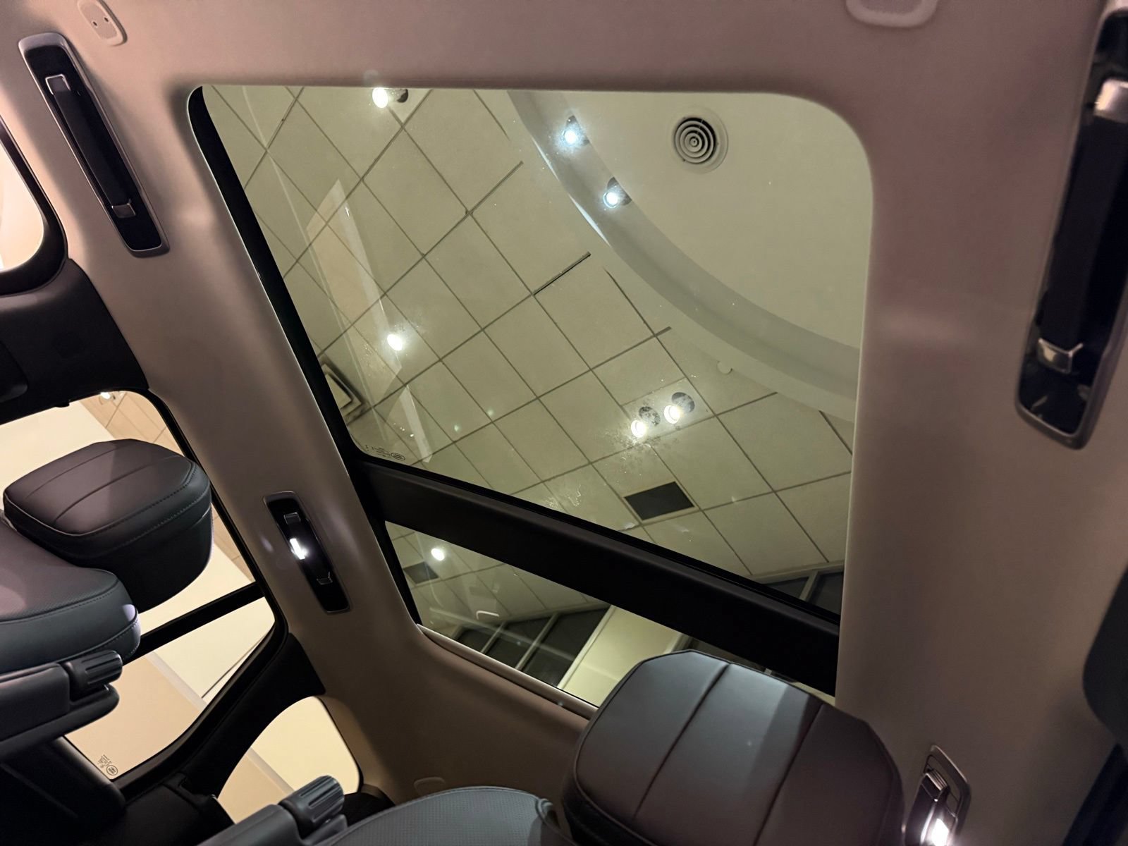 New 2026 Land Rover Range Rover Long Wheelbase SE AWD/4WD image 44