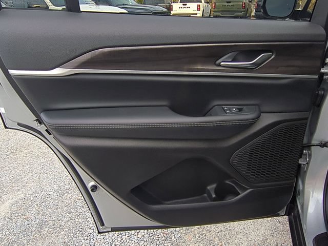 New 2025 Jeep Grand Cherokee L Limited w/ Black Appearance Package AWD/4WD image 34