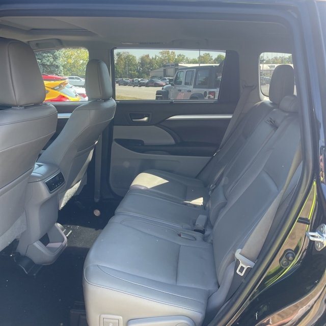 Used 2017 Toyota Highlander XLE image 5