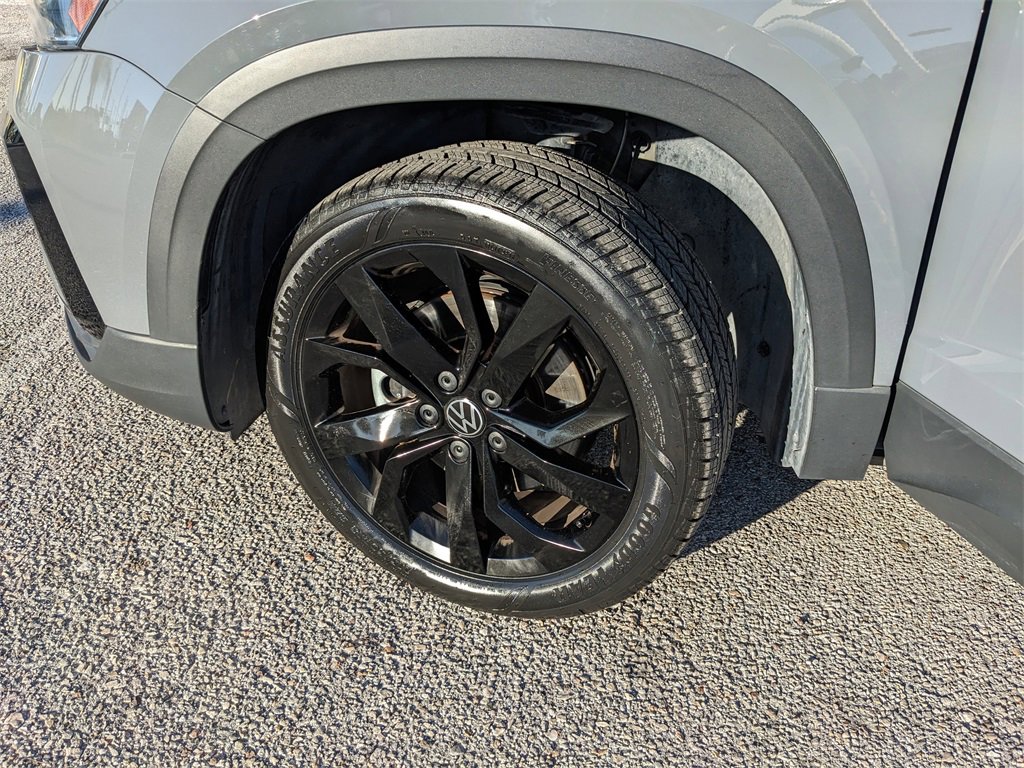 Certified 2023 Volkswagen Taos SE w/ Black Wheel Package image 36