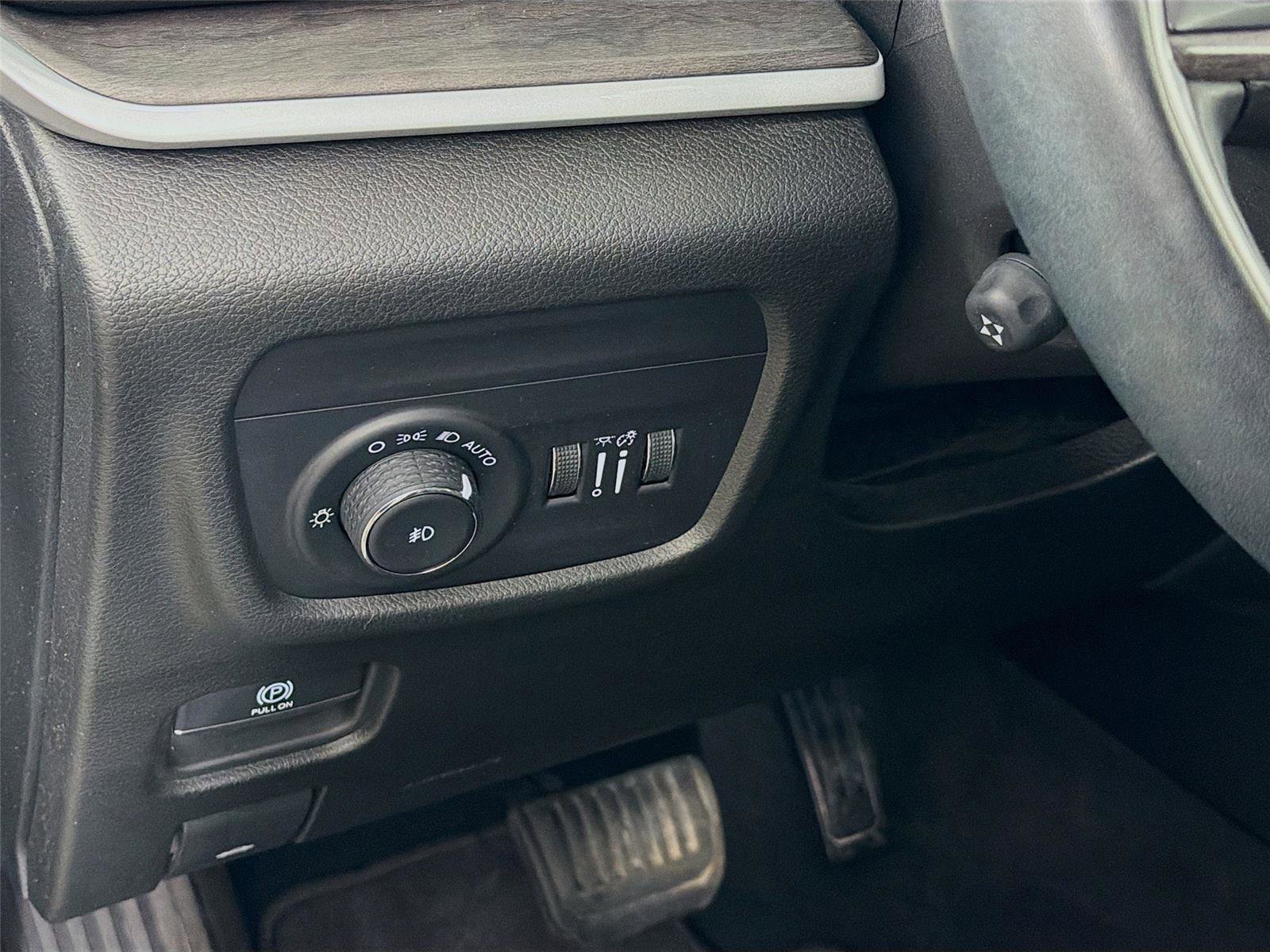 Used 2022 Jeep Grand Cherokee Limited w/ Luxury Tech Group II AWD/4WD image 10