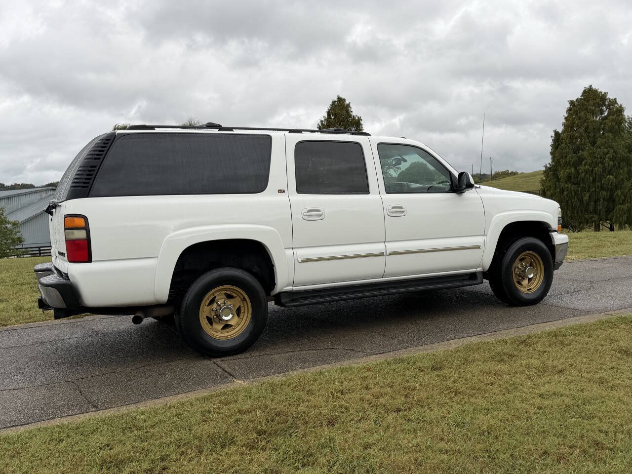 Used 2004 Chevrolet Suburban 2500 LT w/ Preferred Equipment Group AWD/4WD image 10