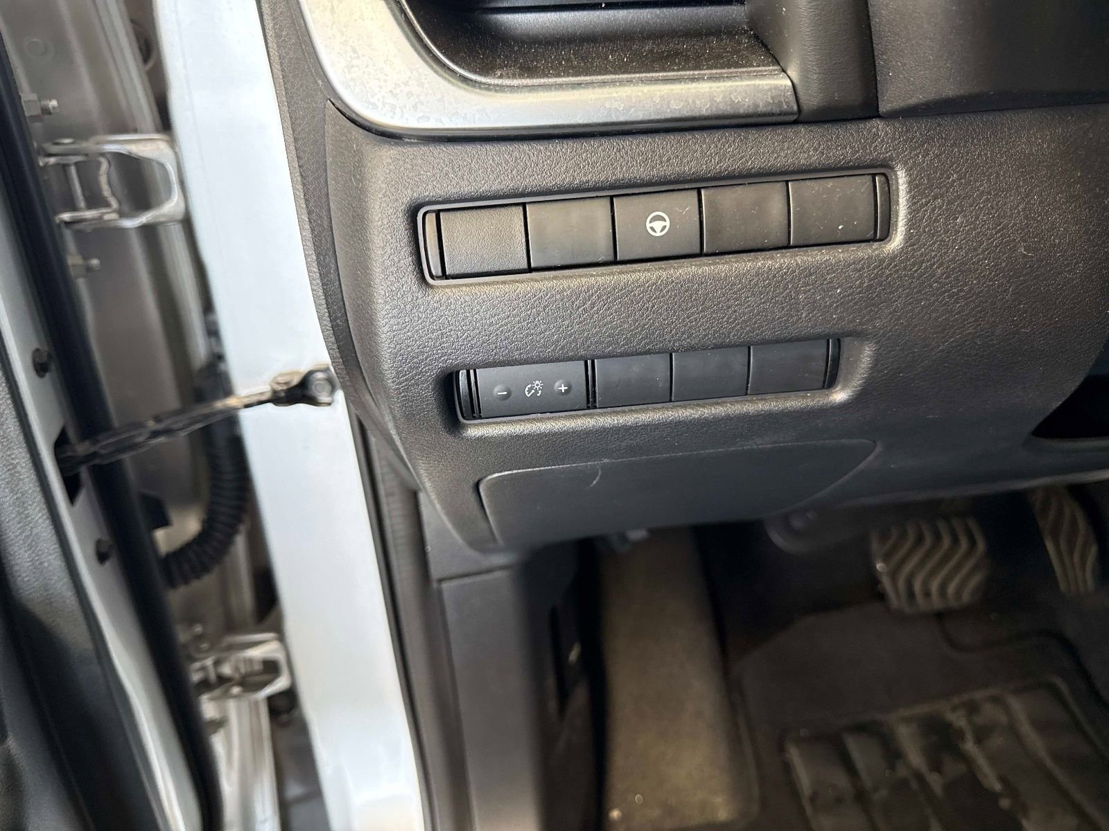 Used 2021 Nissan Rogue SV image 29