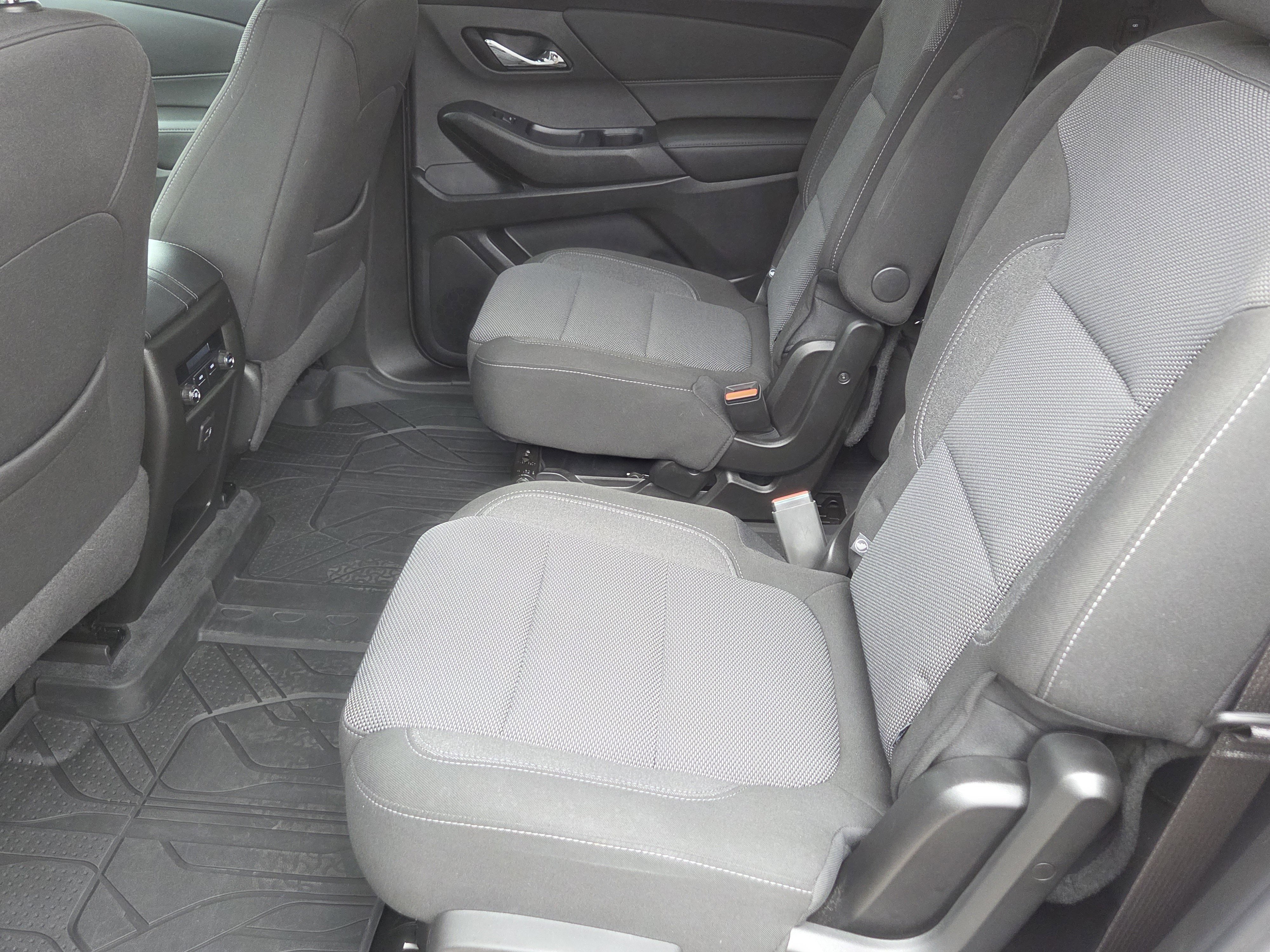 Used 2022 Chevrolet Traverse LT image 11