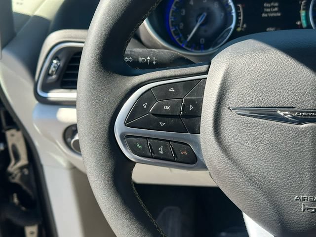 Used 2024 Chrysler Pacifica Touring-L FWD image 14