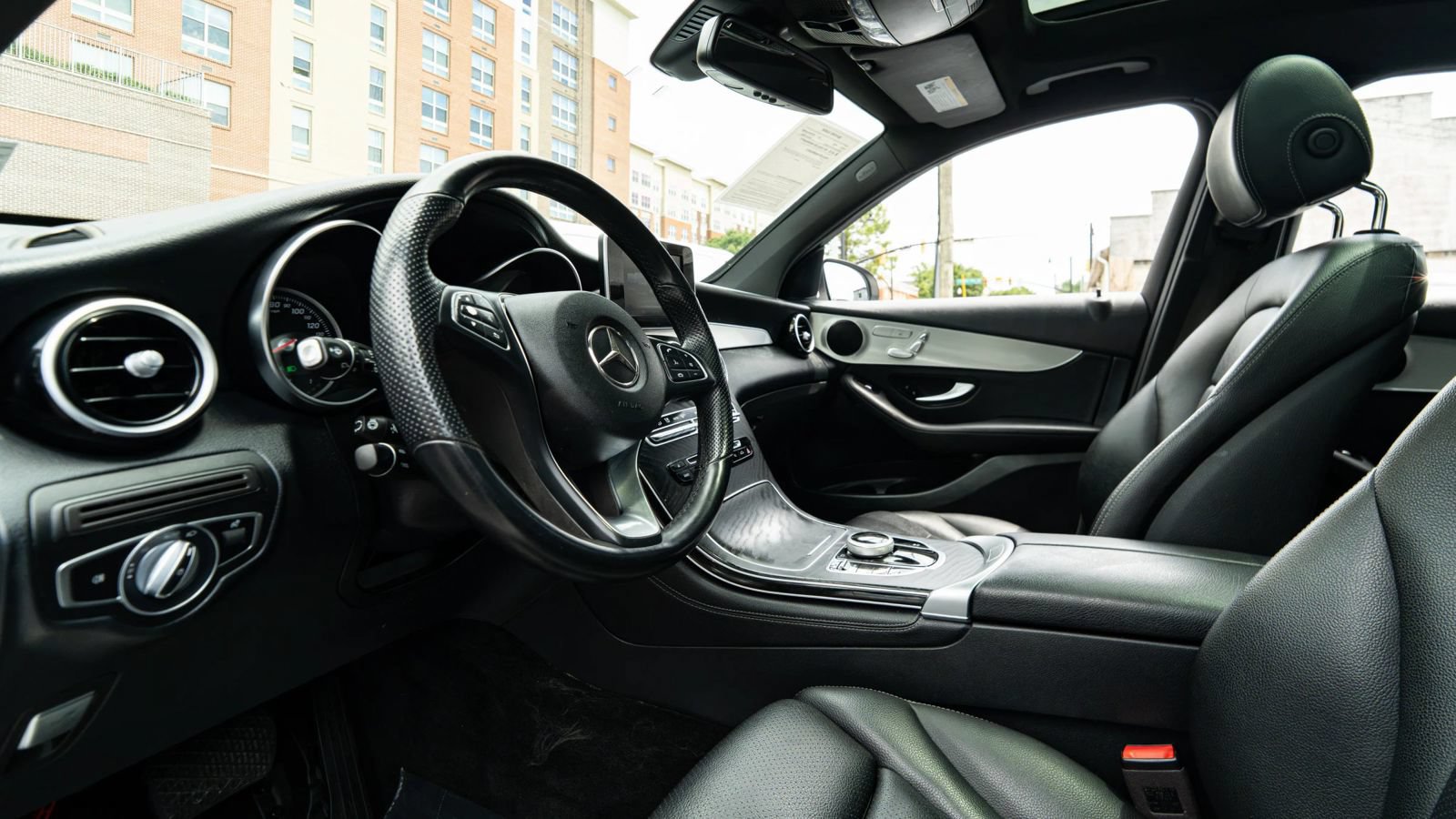 Used 2019 Mercedes-Benz GLC 300 4MATIC w/ Premium Package image 33