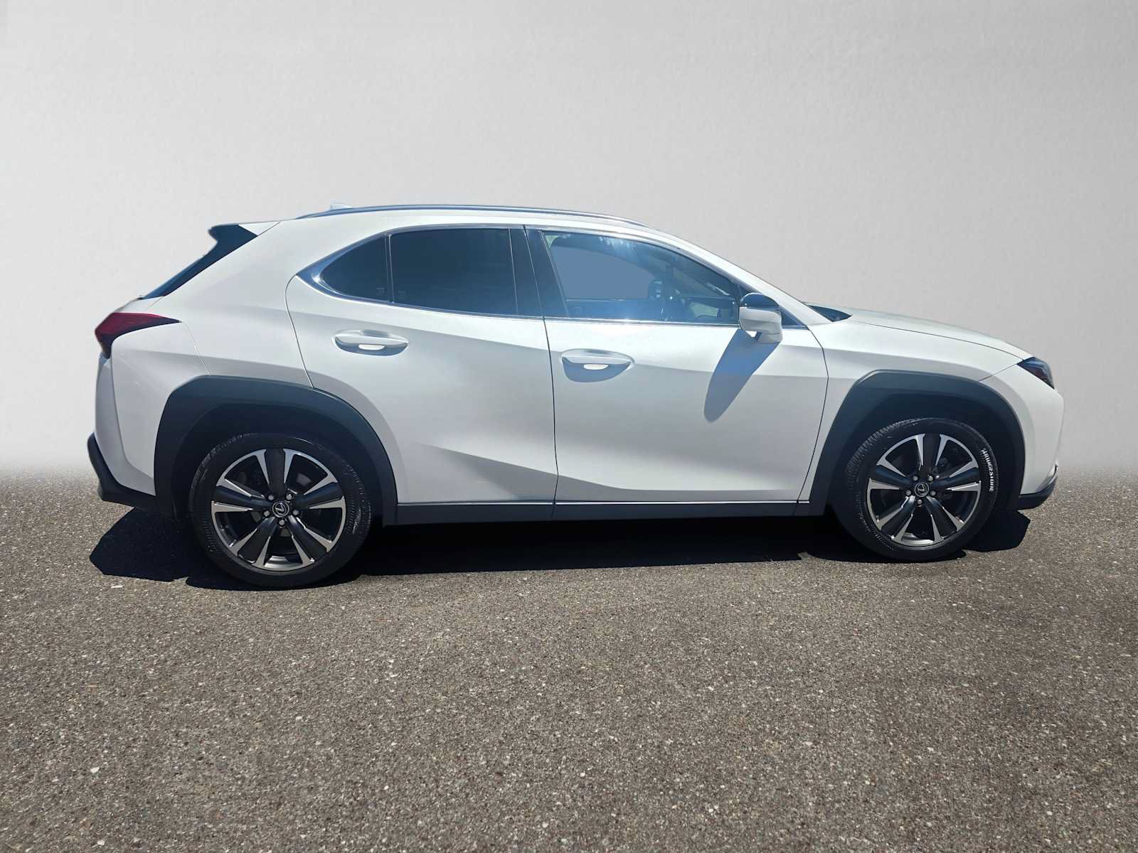 Used 2019 Lexus UX 200 FWD image 2