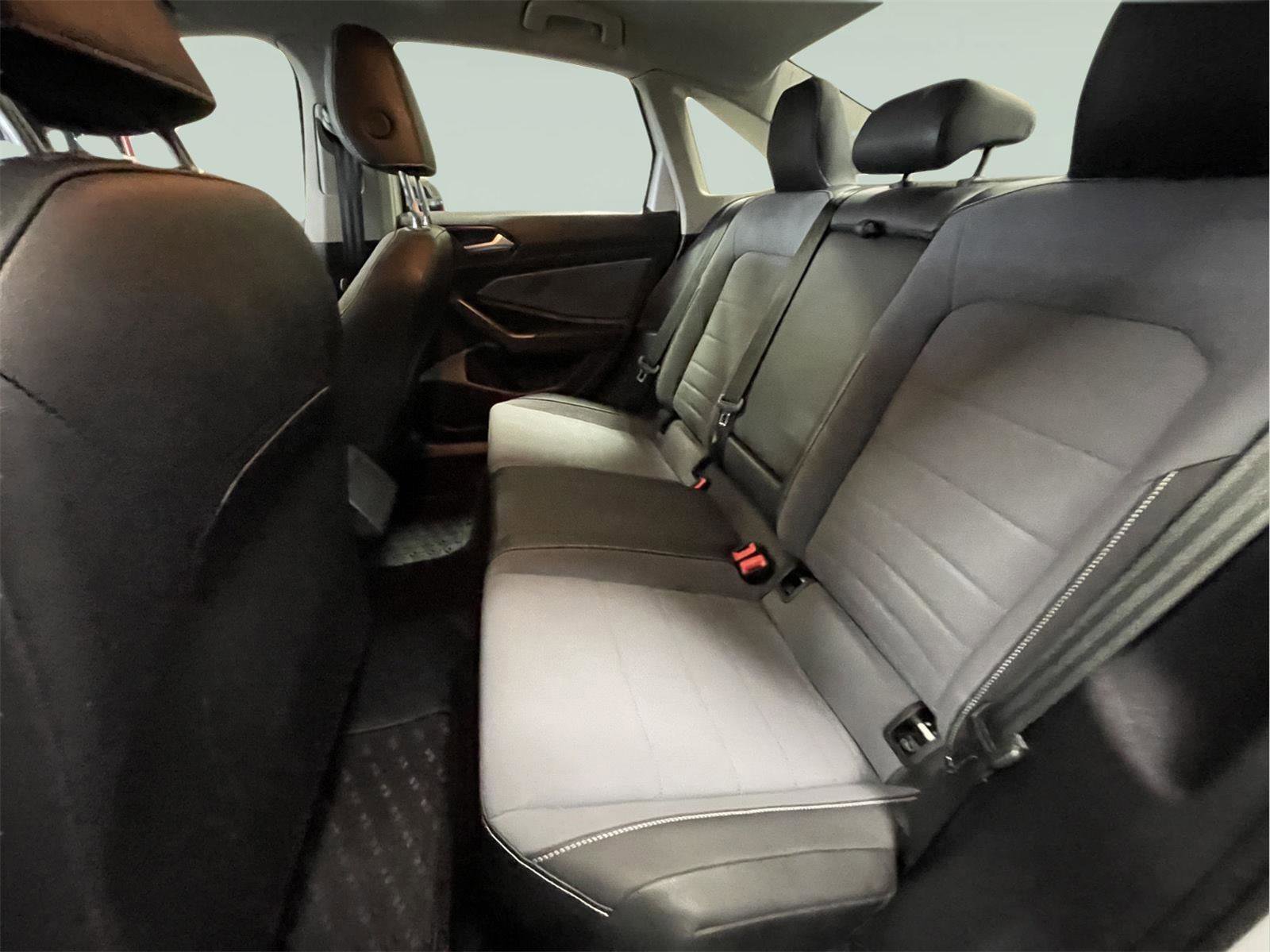 Used 2025 Volkswagen Jetta SE w/ Sunroof Package image 15