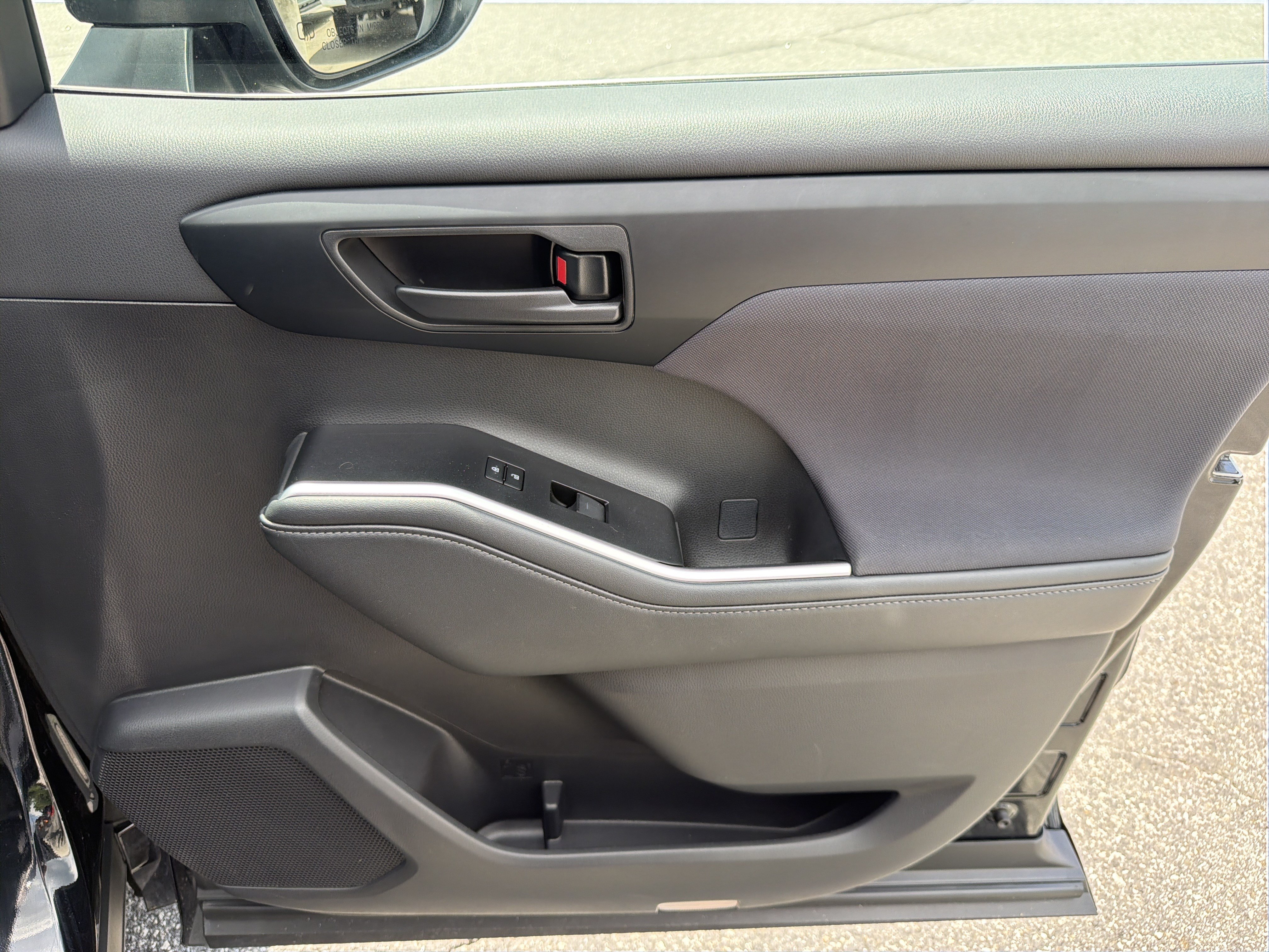 Certified 2025 Toyota Highlander LE FWD image 24