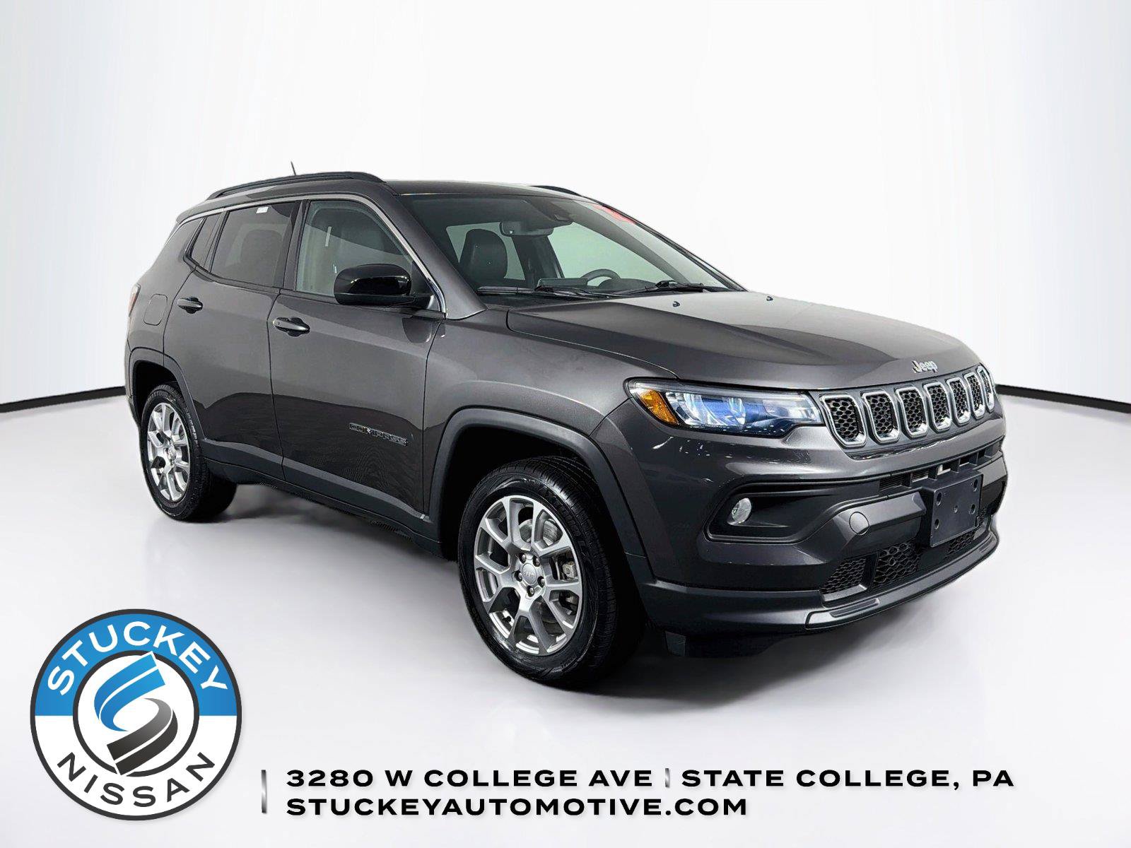Used 2023 Jeep Compass Latitude w/ Sun and Sound Group AWD/4WD image 1