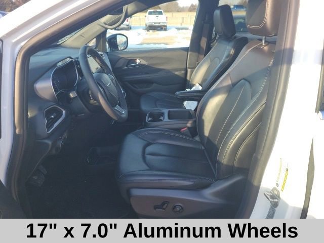 Used 2025 Chrysler Pacifica Select image 15