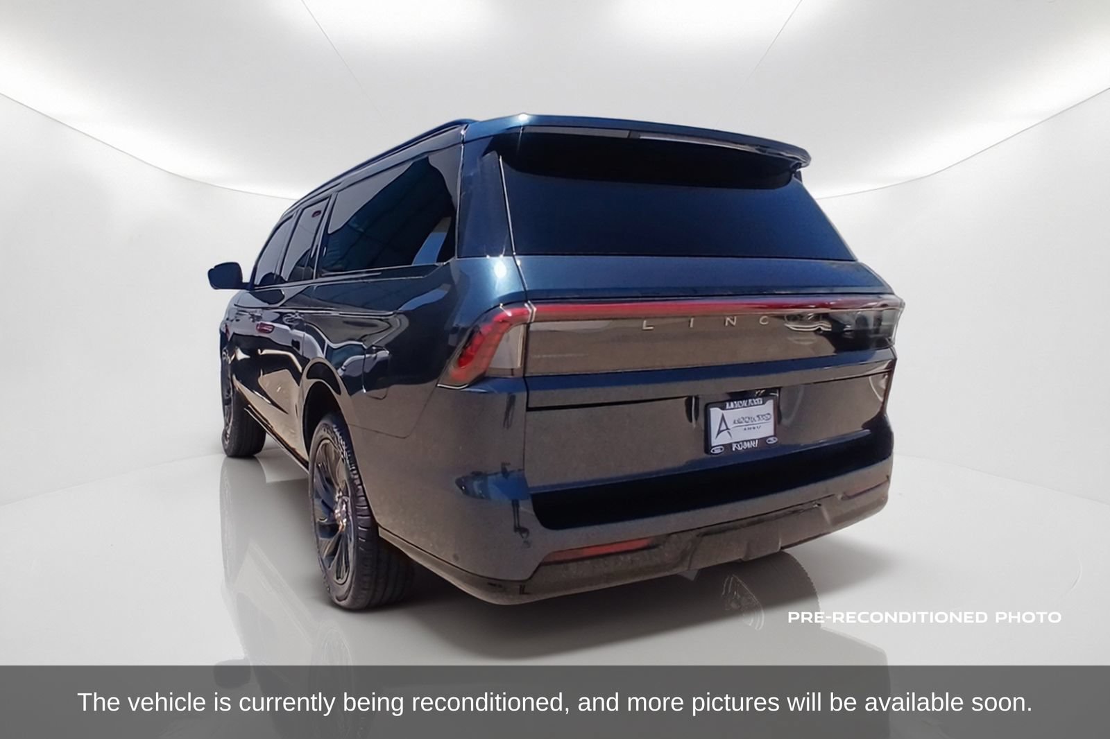 Used 2025 Lincoln Navigator L Reserve w/ Jet Appearance Package AWD/4WD image 8