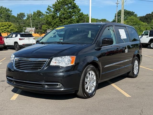 Certified 2016 Chrysler Town & Country Touring FWD image 2