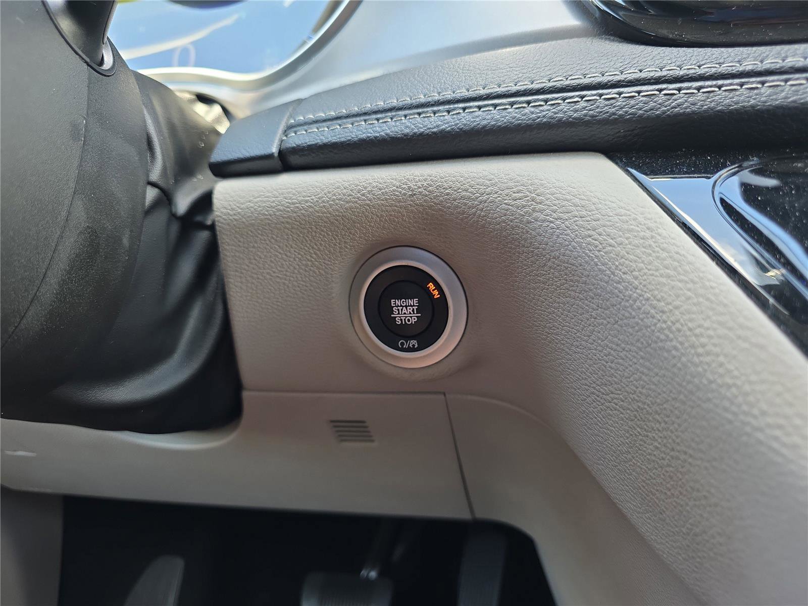 Used 2024 Chrysler Pacifica Select image 33