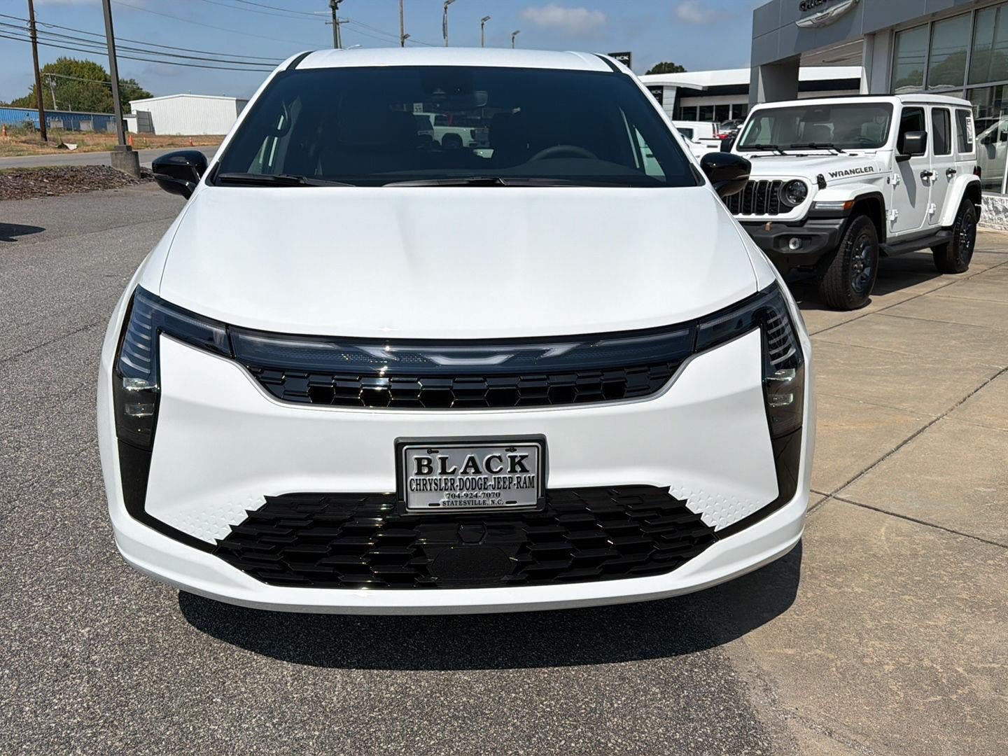 New 2027 Chrysler Pacifica Select AWD/4WD image 2